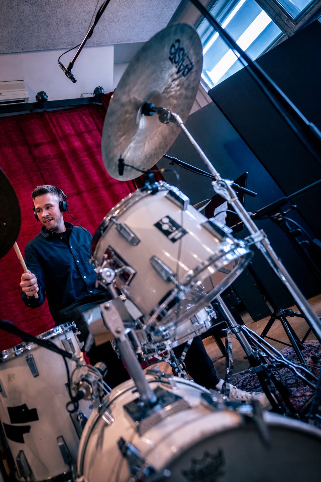 Jeroen Truyen playing drums during a live performance